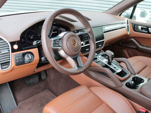 Certified 2023 Porsche Cayenne Platinum Edition image 4