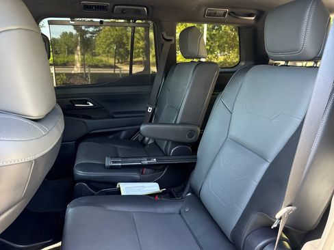 Used 2025 Lexus GX 550 w/ Accessory Package (Z1) AWD/4WD image 32