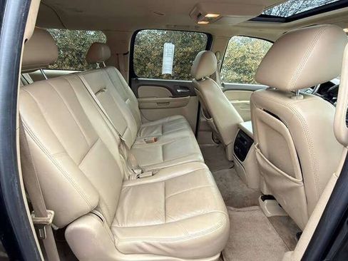 Used 2010 Chevrolet Suburban LT image 22