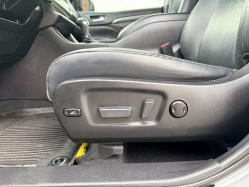 Used 2019 Toyota Highlander Limited AWD/4WD image 23