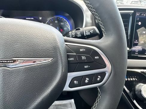 Used 2025 Chrysler Pacifica Select FWD image 25