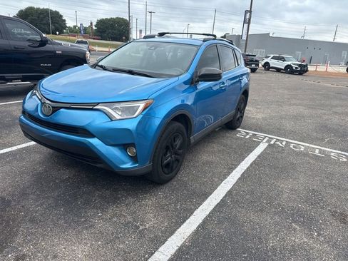 Used 2018 Toyota RAV4 LE FWD image 4
