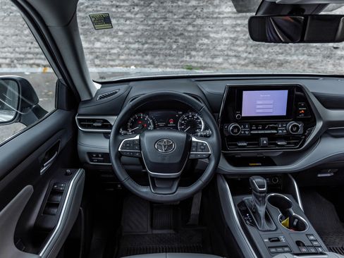 Used 2023 Toyota Highlander XLE image 26