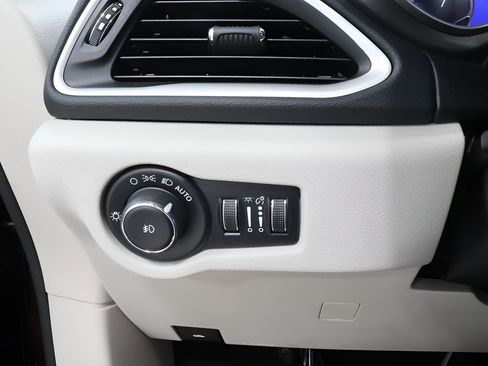 Used 2023 Chrysler Pacifica Touring-L FWD image 18