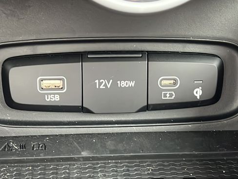 Certified 2025 Hyundai Venue Limited FWD image 18