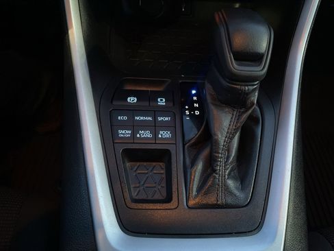 Used 2021 Toyota RAV4 LE image 27