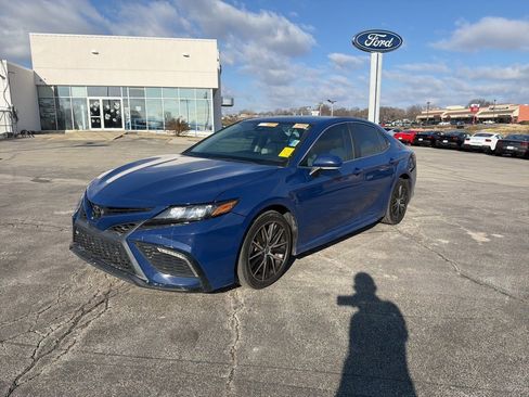 Used 2023 Toyota Camry SE image 2