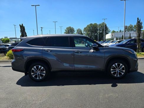 Used 2023 Toyota Highlander XLE AWD/4WD image 7