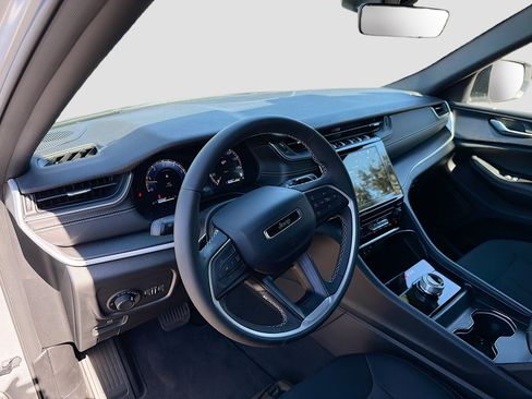 Used 2025 Jeep Grand Cherokee Laredo X image 23