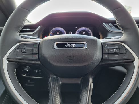 Used 2025 Jeep Grand Cherokee L Altitude AWD/4WD image 10