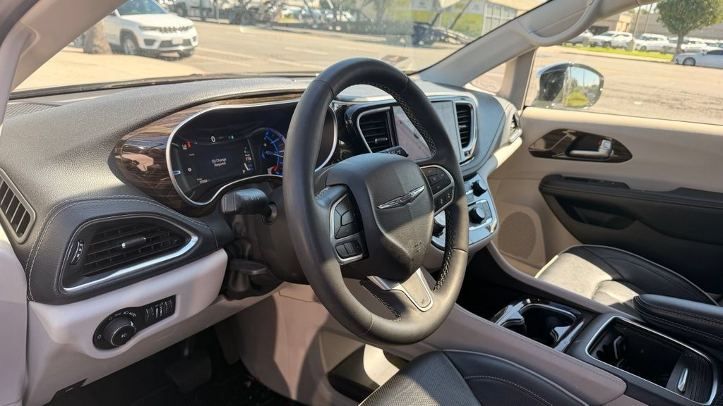 Used 2023 Chrysler Pacifica Limited FWD image 5