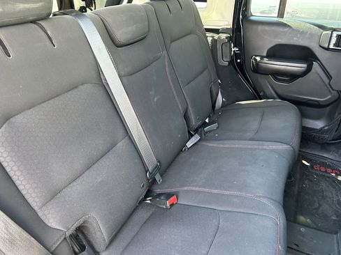 Used 2018 Jeep Wrangler Unlimited Rubicon AWD/4WD image 9