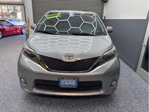 Used 2017 Toyota Sienna SE Premium image 7