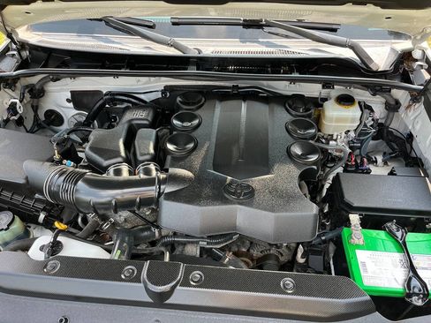 Used 2017 Toyota 4Runner SR5 AWD/4WD image 3