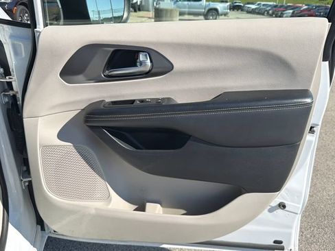 Used 2023 Chrysler Pacifica Touring-L FWD image 27