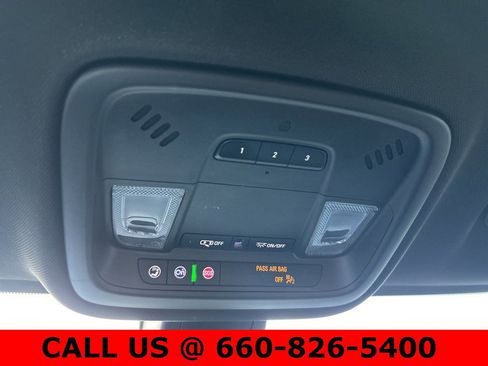 Used 2023 Chevrolet Traverse LT image 19