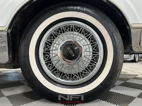 Used 1988 Lincoln Town Car Signature image 15