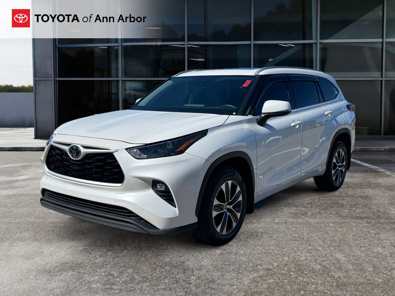 Used 2022 Toyota Highlander XLE AWD/4WD image 9