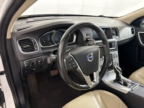 Used 2018 Volvo V60 T5 Dynamic w/ Vision Package FWD image 4
