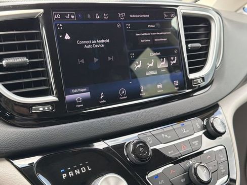 Used 2023 Chrysler Pacifica Touring-L FWD image 17