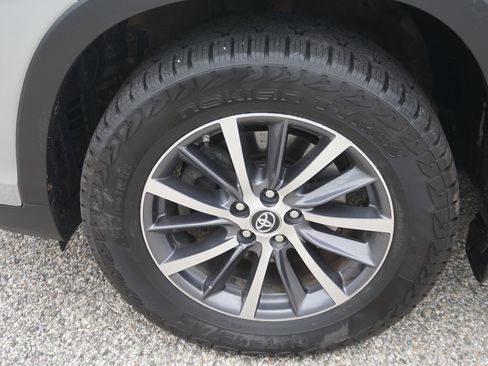 Used 2017 Toyota Highlander XLE AWD/4WD image 9
