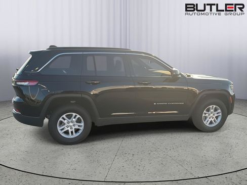 Used 2024 Jeep Grand Cherokee Laredo AWD/4WD image 7