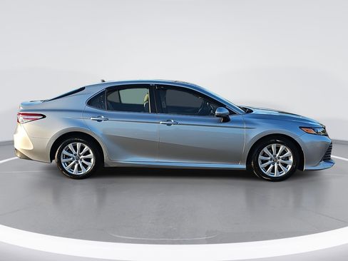 Used 2018 Toyota Camry LE image 2