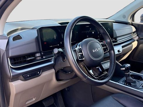 Used 2025 Kia Carnival FWD image 9