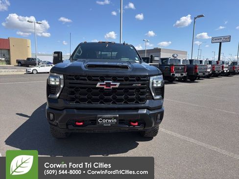 Used 2024 Chevrolet Silverado 2500 ZR2 w/ Technology Package image 9