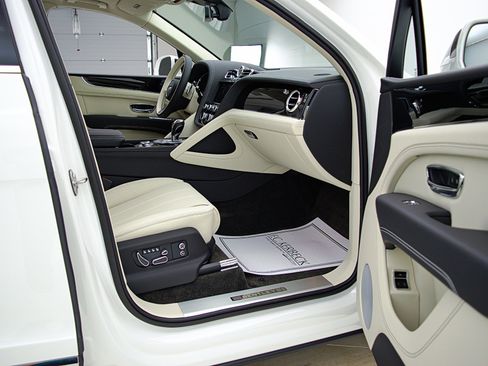 Certified 2023 Bentley Bentayga Extended Wheelbase image 46