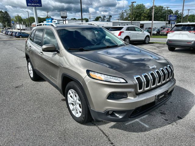 Used 2016 Jeep Cherokee Latitude w/ Cold Weather Group AWD/4WD image 10