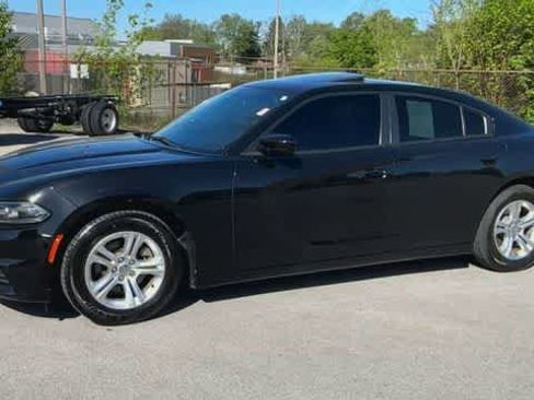 Used 2021 Dodge Charger SXT w/ Leather Interior Group RWD image 4