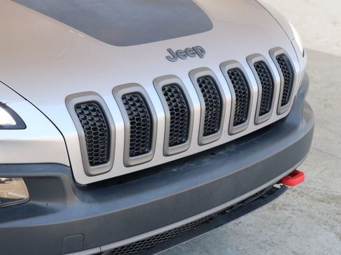 Used 2018 Jeep Cherokee Trailhawk AWD/4WD image 12