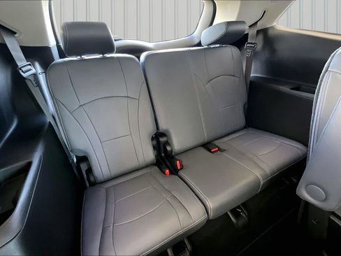 Used 2018 Buick Enclave Essence AWD/4WD image 20