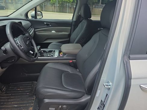 Used 2026 Kia Carnival EX FWD image 9