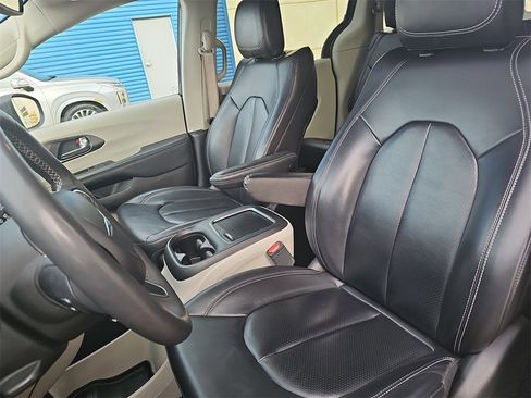 Used 2023 Chrysler Pacifica Touring-L image 15