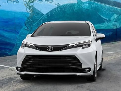 New 2026 Toyota Sienna XLE FWD image 3