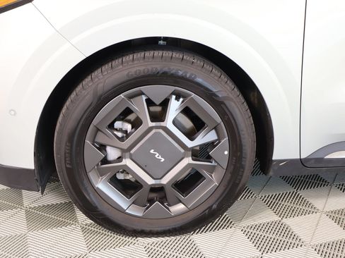 Used 2025 Kia Carnival SX FWD image 19