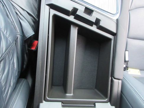 Used 2023 Buick Enclave Essence image 25