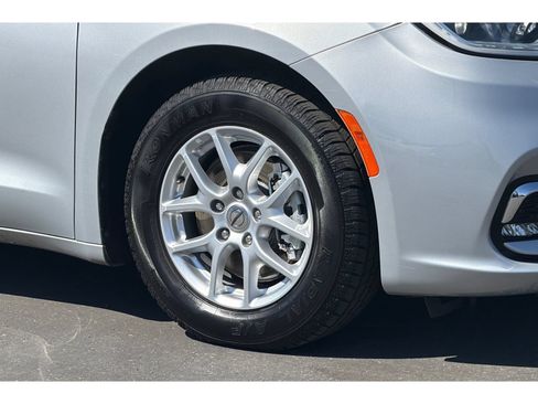 Used 2023 Chrysler Pacifica Touring-L FWD image 33