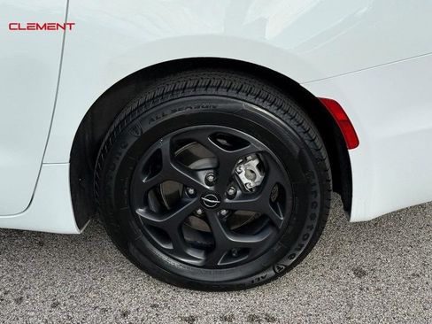 Used 2024 Chrysler Pacifica Limited FWD image 4
