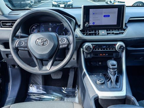 Used 2025 Toyota RAV4 XLE AWD/4WD image 3