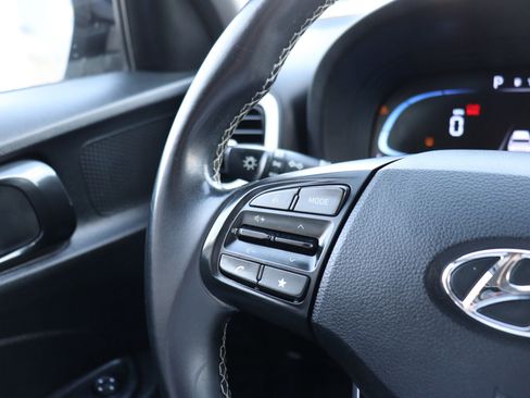 Used 2023 Hyundai Venue Limited image 18