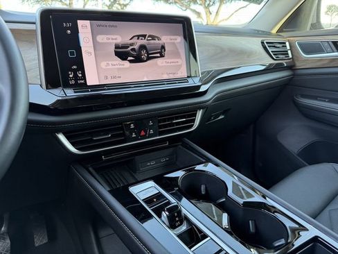 Used 2025 Volkswagen Atlas SE image 14