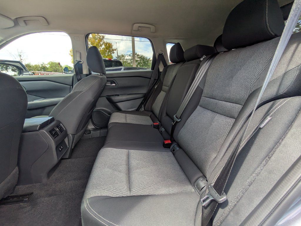 Used 2025 Nissan Rogue SV FWD image 13