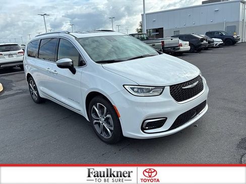 Used 2026 Chrysler Pacifica Pinnacle AWD/4WD image 1