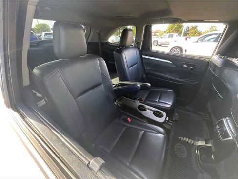 Used 2018 Toyota Highlander XLE AWD/4WD image 28