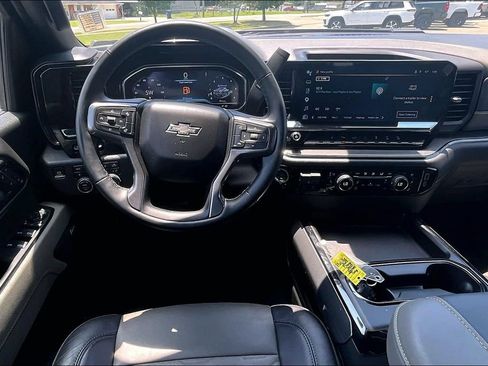 Used 2025 Chevrolet Silverado 2500 ZR2 w/ Technology Package AWD/4WD image 5