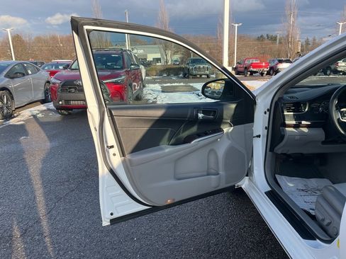 Used 2014 Toyota Camry XLE image 10