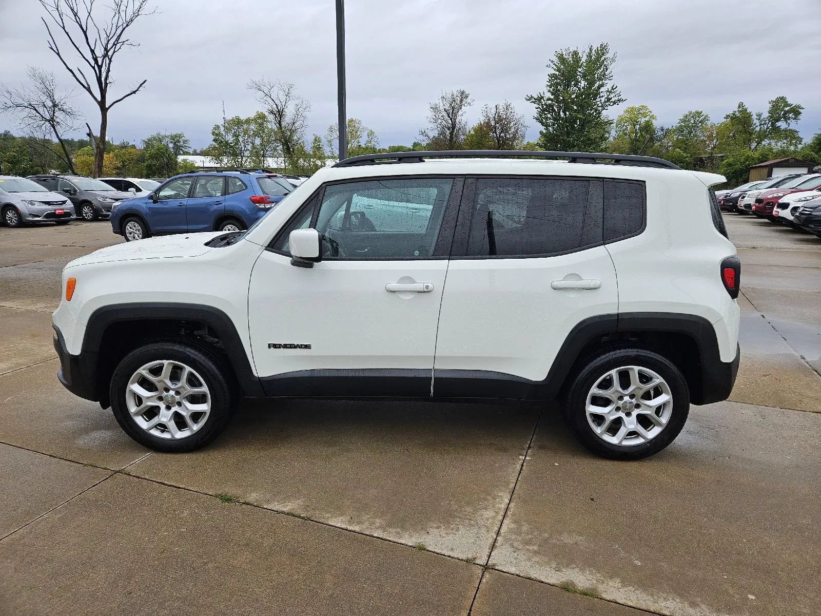 Used 2015 Jeep Renegade Latitude AWD/4WD image 4